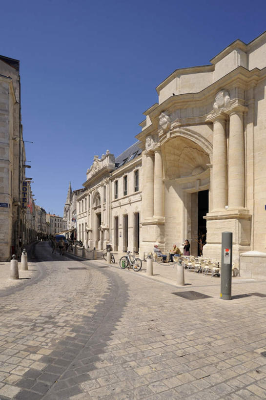 西方人,竖图,室外,白天,正面,旅游,度假,窗户,标志建筑,地标,建筑,自行车,法国,欧洲,欧洲人,阴影,光线,影子,圆柱,许多人,娱乐,建设,玻璃窗,车,脚踏车,蓝色,蓝天,天空,阳光,交通工具,天,一群人,享受,休闲,旅游胜地,放松,晴朗,载具,万里无云,法兰西共和国,法兰西第五共和国,滨海夏朗德省,拉罗谢尔,拉罗歇尔,男人,男性,年轻男性,年轻女性,女人,女性,白种人,晴空,晴空万里,彩图,全身