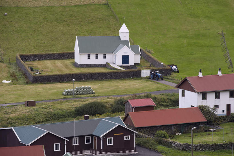 无人,教堂,横图,俯视,室外,白天,旅游,度假,草地,草坪,植物,标志建筑,地标,建筑,卡车,汽车,丹麦,欧洲,阴影,节日,光线,影子,文化,娱乐,建设,车,草,绿色,阳光,交通工具,祈祷,享受,休闲,健康,旅游胜地,放松,许愿,宗教,信仰,纪念,祈求,载具,北欧,信念,丹麦王国,法罗群岛,平安,彩图,高角度拍摄,大教堂,礼拜堂
