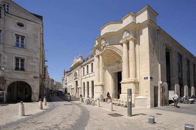 横图,室外,白天,仰视,旅游,度假,窗户,标志建筑,地标,建筑,自行车,法国,欧洲,阴影,光线,影子,圆柱,许多人,娱乐,建设,玻璃窗,车,脚踏车,蓝色,蓝天,天空,阳光,交通工具,天,一群人,享受,休闲,旅游胜地,放松,晴朗,载具,万里无云,法兰西共和国,法兰西第五共和国,滨海夏朗德省,拉罗谢尔,拉罗歇尔,男人,男性,年轻男性,年轻女性,女人,女性,晴空,晴空万里,彩图,低角度拍摄,全身