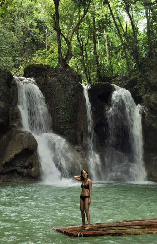 东方人,一个人,站,竖图,室外,白天,正面,泳装,比基尼,旅游,度假,湖,湖泊,石头,美景,瀑布,水,植物,船,菲律宾,亚洲,仅一个年轻女性,仅一个女性,仅一个人,阴影,飞溅,溅,光线,石子,液体,影子,湖面,景观,水滴,水流,水面,木船,青苔,苔藓,黄种人,娱乐,水珠,树,树木,绿色,阳光,自然,交通工具,湖水,站着,享受,休闲,景色,放松,东南亚,生长,成长,舟,喷洒,自然风光,载具,独木舟,薄荷岛,菲律宾共和国,独木船,米沙鄢,米沙鄢群岛,保和岛,保和,年轻女性,女人,女性,亚洲人,跌水,石块,岩石,站立,彩图,全身,三点式,泳衣