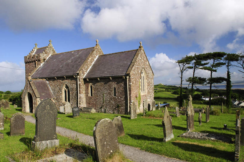 无人,教堂,横图,室外,白天,正面,旅游,度假,草地,草坪,海浪,海洋,美景,植物,英国,欧洲,一排,阴影,节日,整齐,并列,并排,光线,影子,景观,浪花,云,云朵,云彩,文化,娱乐,草,树,树木,排列,蓝色,绿色,白云,蓝天,天空,阳光,自然,海水,墓碑,天,祈祷,享受,休闲,墓地,健康,景色,放松,许愿,宗教,信仰,生长,晴朗,成长,纪念,祈求,西欧,队列,自然风光,大不列颠,威尔士,平行,海景,坟场,信念,大不列颠及北爱尔兰联合王国,大不列颠联合王国,日不落英帝国,威尔士公国,高尔半岛,平安,大海,风浪,海,海水的波动,近岸浪,涌浪,晴空,彩图,大教堂,礼拜堂