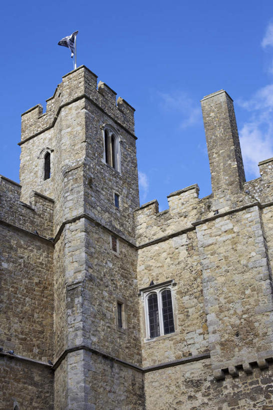 无人,竖图,室外,白天,仰视,旅游,度假,窗户,标志建筑,地标,建筑,旗帜,英国,欧洲,阴影,光线,影子,堡垒,城堡,墙,云,云朵,云彩,娱乐,旗子,建设,利兹城堡,玻璃窗,墙壁,墙面,蓝色,白云,蓝天,天空,阳光,天,享受,休闲,旅游胜地,放松,晴朗,西欧,要塞,大不列颠,大不列颠及北爱尔兰联合王国,肯特郡,旌旗,旗号,大不列颠联合王国,日不落英帝国,设防,利兹堡,梅德斯通,晴空,彩图,低角度拍摄