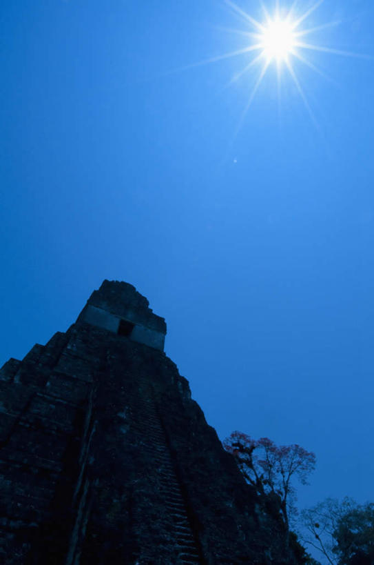无人,竖图,室外,白天,仰视,旅游,度假,石头,美景,山,山脉,太阳,植物,危地马拉,阴影,光线,石子,影子,景观,山峰,山峦,娱乐,树,树木,蓝色,绿色,蓝天,天空,阳光,自然,群山,天,享受,休闲,景色,放松,生长,晴朗,成长,北美,北美洲,自然风光,美洲,万里无云,北亚美利加洲,亚美利加洲,危地马拉共和国,瓜地马拉,蒂卡尔,蒂卡尔玛雅遗址,蒂卡尔遗址,佩腾省,石块,岩石,晴空,晴空万里,彩图,低角度拍摄