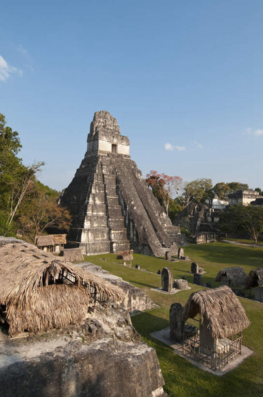 无人,竖图,室外,白天,仰视,旅游,度假,草地,草坪,石头,名胜古迹,植物,楼梯,标志建筑,地标,建筑,危地马拉,一排,阴影,遗迹,整齐,光线,石子,影子,阶梯,云,云朵,云彩,古迹,文物,娱乐,建设,古建筑,废墟,台阶,草,树,树木,排列,蓝色,绿色,白云,蓝天,天空,阳光,自然,天,享受,休闲,旅游胜地,放松,生长,晴朗,成长,北美,北美洲,队列,美洲,古文明,北亚美利加洲,亚美利加洲,危地马拉共和国,瓜地马拉,蒂卡尔,蒂卡尔玛雅遗址,蒂卡尔遗址,佩腾省,石块,岩石,晴空,彩图,低角度拍摄