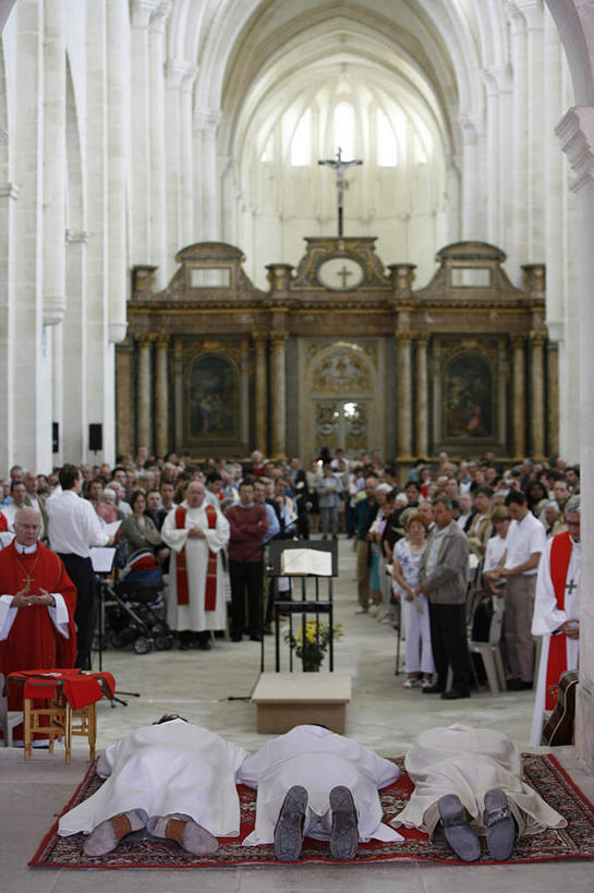 西方人,牧师,传教士,教堂,站,坐,竖图,室内,白天,正面,民族服装,旅游,度假,标志建筑,地标,建筑,法国,欧洲,欧洲人,节日,长袍,许多人,注视,文化,娱乐,建设,观察,看,祈祷,站着,一群人,享受,休闲,健康,旅游胜地,放松,许愿,宗教,信仰,观看,纪念,祈求,察看,基督教,勃艮第,关注,天主教,信念,法兰西共和国,法兰西第五共和国,勃艮第大区,约讷省,平安,男人,男性,中年男性,白种人,传道者,祭司,教士,神甫,神父,站立,坐着,彩图,全身,传统服装,民俗服,大教堂,礼拜堂