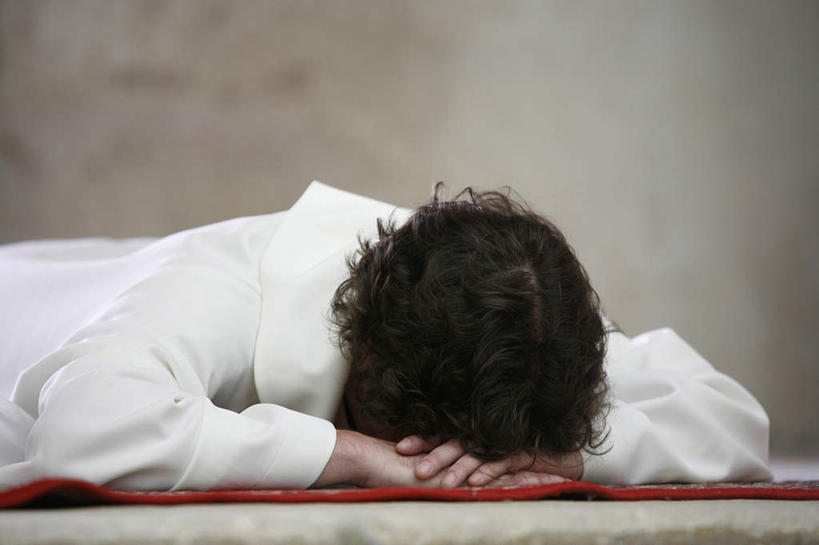 西方人,一个人,牧师,传教士,教堂,横图,俯视,室内,特写,白天,民族服装,旅游,度假,标志建筑,地标,建筑,法国,欧洲,欧洲人,仅一个男性,仅一个人,仅一个中年男性,节日,长袍,文化,娱乐,建设,趴着,祈祷,享受,休闲,健康,旅游胜地,放松,许愿,宗教,信仰,纪念,祈求,勃艮第,信念,法兰西共和国,法兰西第五共和国,勃艮第大区,约讷省,平安,男人,男性,中年男性,白种人,传道者,祭司,教士,神甫,神父,趴,半身,彩图,高角度拍摄,传统服装,民俗服,大教堂,礼拜堂