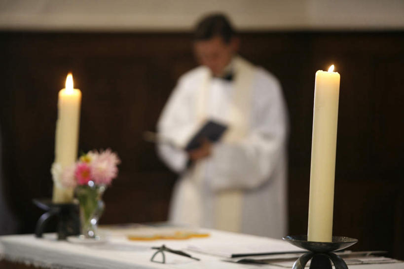 西方人,一个人,教堂,站,横图,室内,白天,正面,民族服装,旅游,度假,标志建筑,地标,建筑,蜡烛,书籍,法国,欧洲,欧洲人,仅一个男性,仅一个人,仅一个中年男性,握,阴影,节日,朦胧,模糊,装饰,盛开,光线,火焰,影子,烛光,燃烧,拿,花蕾,拿着,注视,文化,娱乐,建设,花,花瓣,花朵,鲜花,围巾,花苞,花蕊,点燃,观察,看,祈祷,站着,享受,休闲,健康,温暖,旅游胜地,放松,握着,许愿,宗教,信仰,围脖,观看,纪念,保暖,华丽,祈求,点缀,察看,基督教,御寒,勃艮第,关注,天主教,信念,法兰西共和国,衬托,美观,雅致,雅观,法兰西第五共和国,勃艮第大区,索恩.卢瓦尔省,平安,男人,男性,中年男性,白种人,书,图书,站立,半身,彩图,传统服装,民俗服,大教堂,礼拜堂