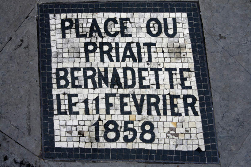 无人,横图,俯视,室外,特写,白天,旅游,度假,标志建筑,地标,建筑,法国,欧洲,阴影,节日,光线,英文,标志,瓷砖,文字,影子,字符,字母,文化,娱乐,标识,建设,阳光,祈祷,享受,休闲,健康,旅游胜地,放松,许愿,宗教,信仰,纪念,英文字母,祈求,基督教,天主教,法兰西共和国,法兰西第五共和国,卢尔德,平安,彩图,高角度拍摄