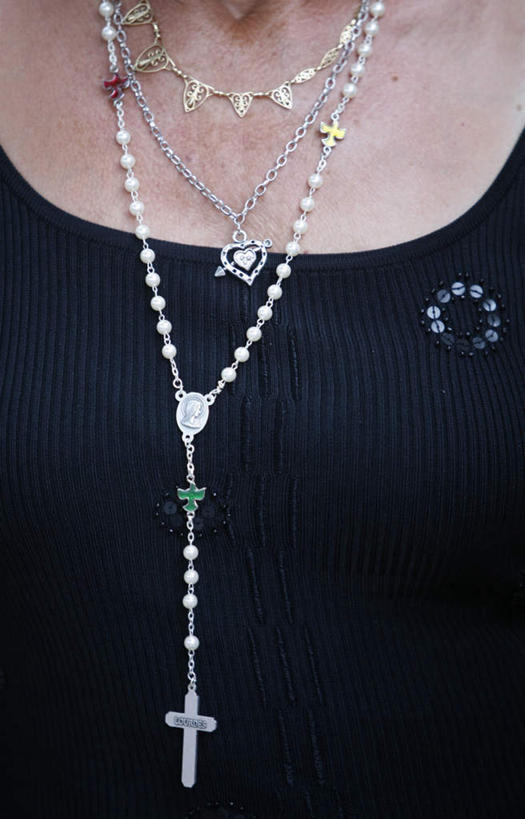 西方人,一个人,竖图,室外,特写,白天,正面,项链,法国,欧洲,欧洲人,仅一个女性,仅一个人,阴影,堆叠,服装,节日,重叠,光线,十字架,影子,文化,装饰品,衣服,黑色,阳光,饰品,首饰,祈祷,健康,许愿,宗教,服饰,仅一个老年女性,信仰,纪念,祈求,基督教,衣着,穿着,天主教,念珠,法兰西共和国,法兰西第五共和国,衣饰,卢尔德,平安,老年女性,女人,女性,白种人,半身,彩图