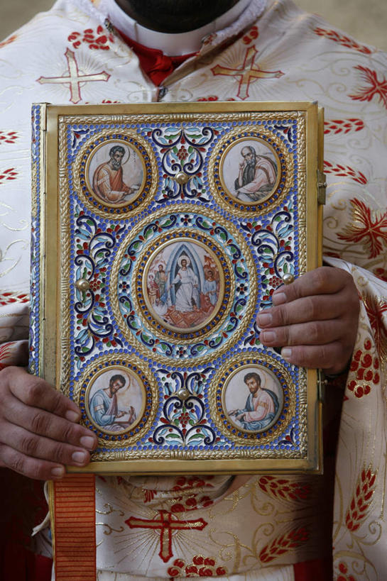 手,一个人,牧师,传教士,教堂,站,竖图,室内,特写,白天,正面,旅游,度假,标志建筑,地标,建筑,书籍,以色列,亚洲,仅一个男性,仅一个人,仅一个中年男性,握,阴影,服装,节日,光线,长袍,十字架,影子,拿,拿着,文化,娱乐,建设,肩膀,衣服,祈祷,站着,享受,休闲,健康,手部,旅游胜地,放松,握着,许愿,宗教,服饰,信仰,纪念,祈求,衣着,穿着,西亚,信念,衣饰,以色列国,拿撒勒,平安,男人,男性,中年男性,阿拉伯人,白种人,亚洲人,书,图书,传道者,祭司,教士,神甫,神父,站立,半身,彩图,传统服装,大教堂,礼拜堂