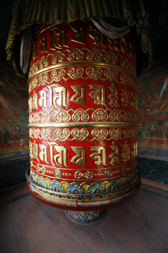 无人,寺庙,竖图,俯视,室内,白天,旅游,度假,标志建筑,地标,建筑,尼泊尔,亚洲,阴影,节日,朦胧,模糊,装饰,光线,影子,墙,首都,燃烧,文化,娱乐,建设,墙壁,墙面,一个,红色,香火,庙宇,祈祷,享受,休闲,健康,旅游胜地,放松,许愿,宗教,信仰,单个,纪念,华丽,修饰,祈求,点缀,南亚,转经筒,加德满都,博达塔,转经轮,尼泊尔王国,加都,衬托,美观,雅致,雅观,玛尼轮,德满都,博大哈佛塔,浮图纳特塔,平安,彩图,高角度拍摄,庙,寺
