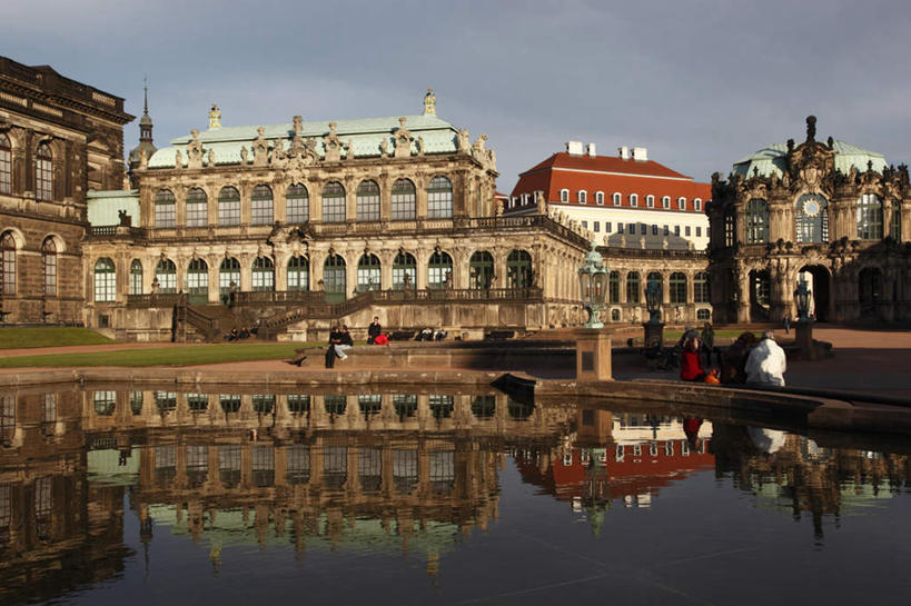 西方人,伙伴,朋友,宫殿,栏杆,坐,横图,室外,白天,正面,旅游,度假,友谊,草地,草坪,湖,湖泊,水,植物,楼梯,标志建筑,地标,建筑,路灯,照明,德国,欧洲,欧洲人,一排,波纹,服装,整齐,扶手,阶梯,湖面,水流,水面,乌云,云,阴天,云朵,拱门,灯光,涟漪,许多人,云彩,注视,休闲装,娱乐,建设,护栏,台阶,灯,草,排列,衣服,绿色,倒影,水纹,天空,波浪,湖水,天,观察,看,一群人,享受,休闲,休闲服,旅游胜地,放松,服饰,观看,照亮,察看,倒映,昏暗,象征,阴沉,照明设备,西欧,队列,关注,德意志联邦共和国,水晕,意味,反照,德累斯顿,萨克森州,萨克森自由州,茨温格尔宫,友情,男人,男性,女人,女性,中年男性,中年女性,白种人,坐着,半身,彩图