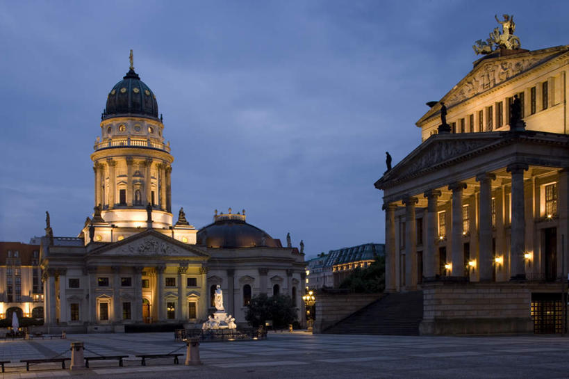 无人,音乐厅,教堂,横图,室外,白天,仰视,旅游,度假,楼梯,标志建筑,地标,建筑,雕塑,德国,欧洲,一排,节日,艺术,整齐,装饰,雕刻,雕像,柱子,阶梯,首都,文化,娱乐,建设,柏林,台阶,排列,工艺品,祈祷,享受,休闲,健康,旅游胜地,放松,许愿,宗教,信仰,纪念,祈求,美术,西欧,队列,主题,陈列,信念,德意志联邦共和国,功能,美学,柏林州,近卫骑兵露天市集,平安,彩图,低角度拍摄,大教堂,礼拜堂,演奏厅