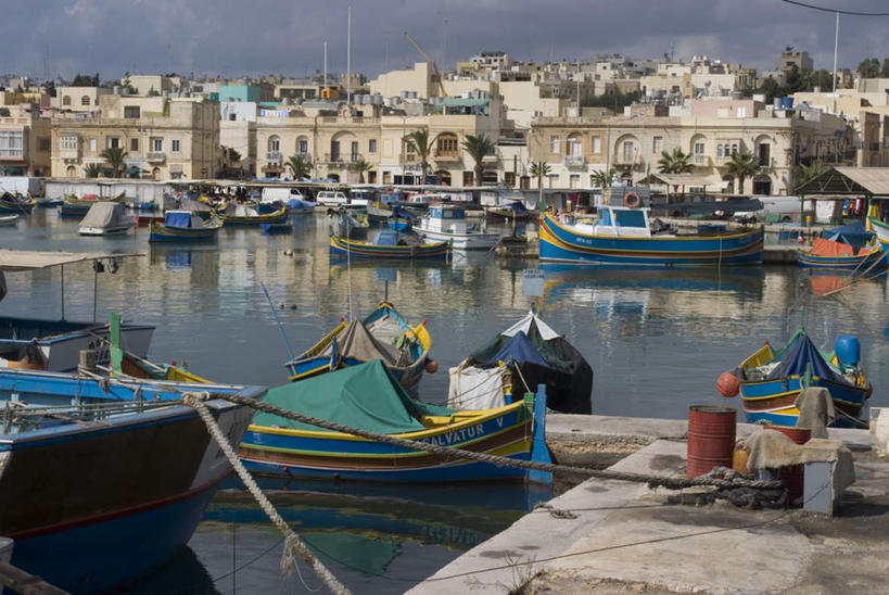 无人,家,码头,横图,室外,白天,正面,度假,海浪,海洋,美景,植物,城市风光,城市,港口,船,棕榈树,叶子,欧洲,马耳他,阴影,光线,影子,房屋,屋子,景观,浪花,云,云朵,木船,绿叶,云彩,娱乐,楼房,住宅,树,树木,蓝色,绿色,白云,倒影,蓝天,天空,阳光,自然,海水,交通工具,天,享受,休闲,嫩叶,景色,放松,生长,晴朗,成长,倒映,舟,载具,海景,棕榈叶,反照,马耳他共和国,马尔萨什洛克港,叶,叶片,大海,风浪,海,海水的波动,近岸浪,涌浪,晴空,彩图,房子,摆渡口,埠头,渡口,渡头,港湾,海港,货运码头,口岸,商港