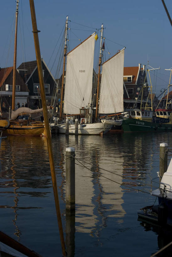 帆船,无人,家,竖图,室外,白天,正面,旅游,度假,河流,水,窗户,标志建筑,地标,建筑,船,欧洲,荷兰,阴影,光线,瓦片,影子,房屋,屋顶,屋子,河水,水流,云,云朵,云彩,顶棚,瓦,娱乐,建设,楼房,玻璃窗,住宅,蓝色,白云,蓝天,天空,阳光,交通工具,天,享受,休闲,旅游胜地,放松,西欧,载具,屋瓦,荷兰王国,尼德兰王国,福伦丹,沃伦丹,彩图,房子