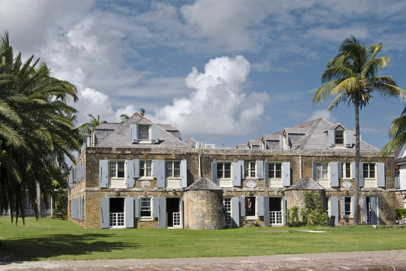 无人,家,横图,室外,白天,正面,旅游,度假,草地,草坪,山,山脉,植物,标志建筑,地标,建筑,阴影,光线,影子,房屋,屋子,山峰,云,云朵,山峦,云彩,娱乐,建设,楼房,住宅,草,蓝色,绿色,白云,蓝天,天空,阳光,群山,天,享受,休闲,旅游胜地,放松,晴朗,北美,北美洲,美洲,北亚美利加洲,亚美利加洲,安提瓜岛,巴布达,巴布达岛,安提瓜,杜尔西纳岛,晴空,彩图,房子