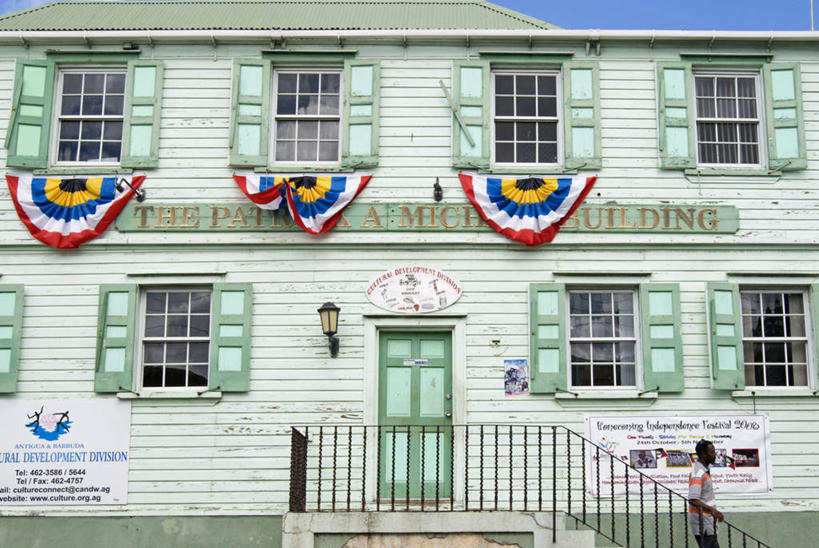 无人,家,栏杆,横图,室外,白天,仰视,度假,美景,窗户,楼梯,城市风光,城市,旗帜,一排,阴影,整齐,光线,扶手,影子,房屋,阶梯,屋子,景观,娱乐,旗子,护栏,楼房,玻璃窗,台阶,住宅,排列,蓝色,蓝天,天空,阳光,天,享受,休闲,景色,放松,晴朗,北美,北美洲,队列,美洲,万里无云,北亚美利加洲,亚美利加洲,旌旗,旗号,安提瓜岛,巴布达,巴布达岛,安提瓜,杜尔西纳岛,晴空,晴空万里,彩图,低角度拍摄,房子