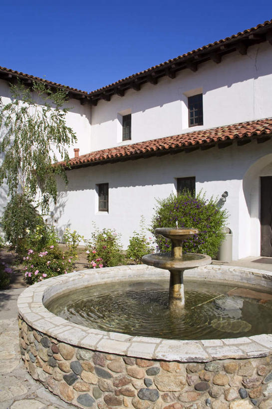 无人,教堂,竖图,室外,白天,仰视,旅游,度假,植物,窗户,门,标志建筑,地标,建筑,喷泉,美国,阴影,节日,光线,瓦片,影子,墙,屋顶,景观,顶棚,瓦,文化,娱乐,建设,玻璃窗,墙壁,墙面,树,树木,蓝色,绿色,蓝天,天空,阳光,自然,门框,天,品味,祈祷,享受,休闲,健康,旅游胜地,放松,许愿,宗教,建造,信仰,生长,晴朗,成长,纪念,祈求,北美,北美洲,基督教,天主教,加利福尼亚,美洲,水景,信念,加州,屋瓦,加利福尼亚州,万里无云,圣路易斯.奥比斯波,金州,黄金州,北亚美利加洲,亚美利加洲,美观,圣路易斯奥比斯波,圣路易斯.奥比斯波县,平安,设计,晴空,晴空万里,彩图,低角度拍摄,大教堂,礼拜堂