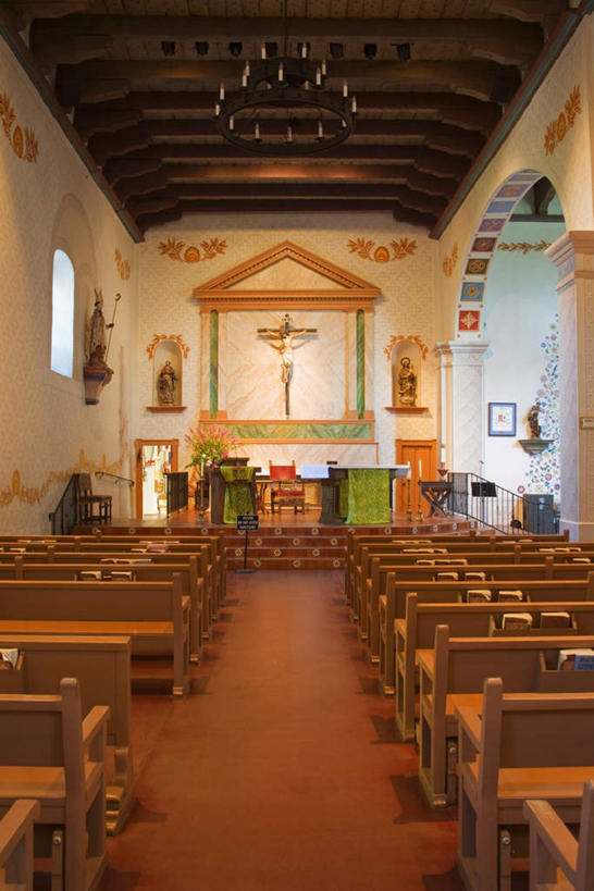 无人,教堂,竖图,室内,白天,正面,旅游,度假,绘画,窗户,标志建筑,地标,建筑,椅子,照明,美国,一排,节日,艺术,整齐,装饰,并列,并排,十字架,香炉,木椅,墙,灯光,文化,娱乐,建设,吊灯,玻璃窗,壁画,墙壁,墙面,灯,排列,灯具,祈祷,享受,休闲,健康,旅游胜地,放松,许愿,宗教,信仰,纪念,华丽,修饰,祈求,照亮,祭奠,祭祀,点缀,北美,北美洲,基督,基督教,照明设备,队列,天主教,加利福尼亚,美洲,祭坛,耶稣,平行,信念,加州,加利福尼亚州,圣路易斯.奥比斯波,金州,黄金州,救世主,北亚美利加洲,亚美利加洲,衬托,美观,雅致,雅观,圣路易斯奥比斯波,圣路易斯.奥比斯波县,基利斯督,弥赛亚,默西亚,敬拜,平安,画画,彩图,大教堂,礼拜堂