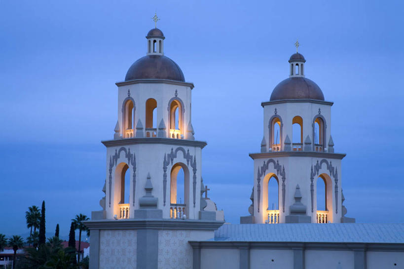 无人,教堂,横图,俯视,室外,白天,旅游,度假,植物,门,标志建筑,城市,地标,建筑,棕榈树,叶子,美国,阴影,节日,光线,影子,墙,拱门,灯光,绿叶,文化,娱乐,建设,墙壁,墙面,树,树木,蓝色,绿色,蓝天,天空,自然,黄昏,门框,天,祈祷,享受,休闲,健康,嫩叶,旅游胜地,放松,许愿,宗教,信仰,生长,晴朗,成长,纪念,祈求,亚利桑那,北美,北美洲,基督教,天主教,美洲,信念,棕榈叶,亚利桑那州,万里无云,大峡谷之州,北亚美利加洲,亚美利加洲,土桑,薄暮,平安,叶,叶片,晴空,晴空万里,彩图,高角度拍摄,傍晚,大教堂,礼拜堂