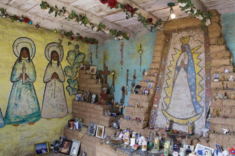 无人,教堂,横图,室内,白天,正面,旅游,度假,绘画,标志建筑,城市,地标,建筑,美国,一排,节日,艺术,整齐,装饰,盛开,香炉,墙,艺术品,花蕾,文化,娱乐,建设,壁画,墙壁,墙面,花,花瓣,花朵,鲜花,排列,工艺品,花苞,花蕊,祈祷,享受,休闲,健康,旅游胜地,放松,许愿,宗教,信仰,纪念,工艺,华丽,修饰,祈求,美术,祭奠,祭祀,点缀,亚利桑那,北美,北美洲,基督教,队列,天主教,美洲,祭坛,信念,亚利桑那州,大峡谷之州,北亚美利加洲,亚美利加洲,衬托,美观,雅致,雅观,土桑,敬拜,平安,画画,彩图,大教堂,礼拜堂