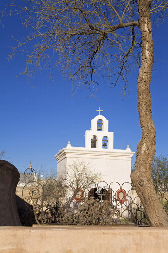 无人,教堂,竖图,室外,白天,正面,旅游,度假,植物,标志建筑,城市,地标,建筑,美国,阴影,节日,光线,影子,文化,娱乐,建设,树,树木,蓝色,绿色,蓝天,天空,阳光,自然,天,祈祷,享受,休闲,健康,旅游胜地,放松,许愿,宗教,信仰,生长,晴朗,成长,纪念,祈求,亚利桑那,北美,北美洲,基督教,天主教,美洲,信念,亚利桑那州,万里无云,大峡谷之州,北亚美利加洲,亚美利加洲,土桑,平安,晴空,晴空万里,彩图,大教堂,礼拜堂