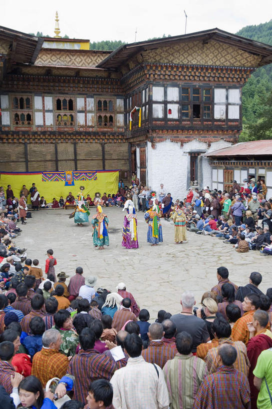 东方人,家,站,坐,竖图,俯视,室外,白天,民族服装,旅游,度假,跳舞,美景,植物,不丹,亚洲,阴影,服装,光线,影子,房屋,屋子,景观,云,云朵,许多人,云彩,注视,休闲装,黄种人,娱乐,楼房,住宅,树,树木,衣服,蓝色,绿色,白云,蓝天,天空,阳光,自然,天,观察,看,站着,一群人,享受,休闲,休闲服,景色,放松,服饰,生长,晴朗,成长,观看,察看,关注,自然风光,南亚,舞姿,不丹王国,布姆唐,男人,男性,年轻男性,年轻女性,女人,女性,亚洲人,晴空,站立,坐着,半身,彩图,高角度拍摄,传统服装,民俗服,舞蹈,房子