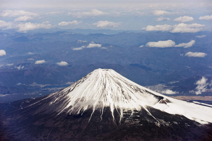 无人,横图,全景,俯视,航拍,室外,白天,旅游,度假,火山,石头,美景,山,天际线,雪,雪山,大雪,富士山,静冈县,日本,亚洲,阴影,光线,石子,影子,冰,积雪,景观,山顶,山峰,雪景,云,云朵,冬季,冬天,山峦,云彩,娱乐,蓝色,白云,蓝天,天空,阳光,自然,天,享受,休闲,景色,放松,寒冷,晴朗,冰冷,鸟瞰,自然风光,东亚,沉积岩,本州,本州岛,日本国,中部地方,静冈,山梨,山梨县,严寒,冰凉,酷寒,凛冽,凛凛,极冷,颠峰,极峰,水成岩,活火山,石块,死火山,休眠火山,岩石,晴空,彩图,高角度拍摄