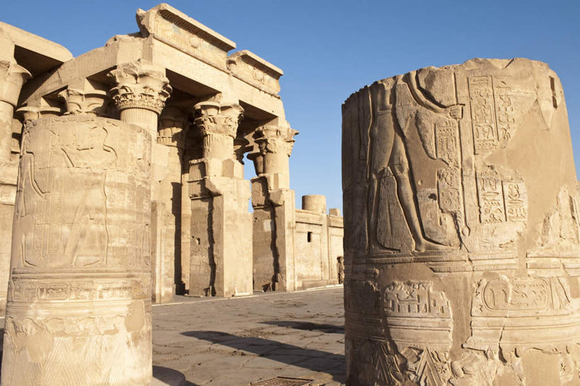 无人,横图,室外,白天,仰视,旅游,度假,名胜古迹,门,标志建筑,地标,建筑,雕塑,非洲,埃及,阴影,节日,遗迹,艺术,装饰,光线,雕刻,雕像,影子,柱子,墙,古迹,历史,文化,文物,娱乐,建设,古建筑,废墟,墙壁,墙面,古代,蓝色,蓝天,天空,阳光,工艺品,门框,天,祈祷,享受,休闲,健康,旅游胜地,放松,许愿,宗教,信仰,晴朗,纪念,祈求,美术,神殿,古埃及,主题,陈列,古文明,北非,万里无云,阿拉伯埃及共和国,金字塔之国,棉花之国,功能,美学,阿非利加洲,古远,康翁波神庙,平安,晴空,晴空万里,彩图,低角度拍摄