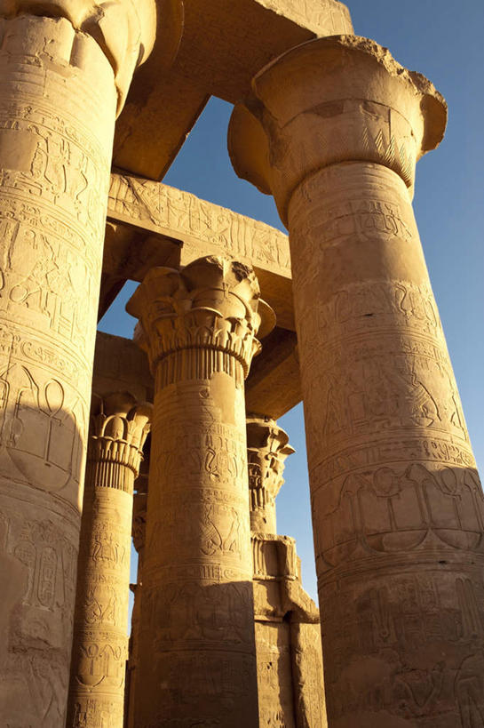 无人,竖图,室外,白天,仰视,旅游,度假,名胜古迹,标志建筑,地标,建筑,雕塑,非洲,埃及,一排,阴影,节日,遗迹,艺术,整齐,装饰,光线,雕刻,雕像,影子,柱子,古迹,历史,文化,文物,娱乐,建设,古建筑,废墟,古代,排列,蓝色,蓝天,天空,阳光,工艺品,天,祈祷,享受,休闲,健康,旅游胜地,放松,许愿,宗教,信仰,晴朗,纪念,祈求,美术,神殿,古埃及,队列,主题,陈列,古文明,北非,万里无云,阿拉伯埃及共和国,金字塔之国,棉花之国,功能,美学,阿非利加洲,古远,康翁波神庙,平安,晴空,晴空万里,彩图,低角度拍摄