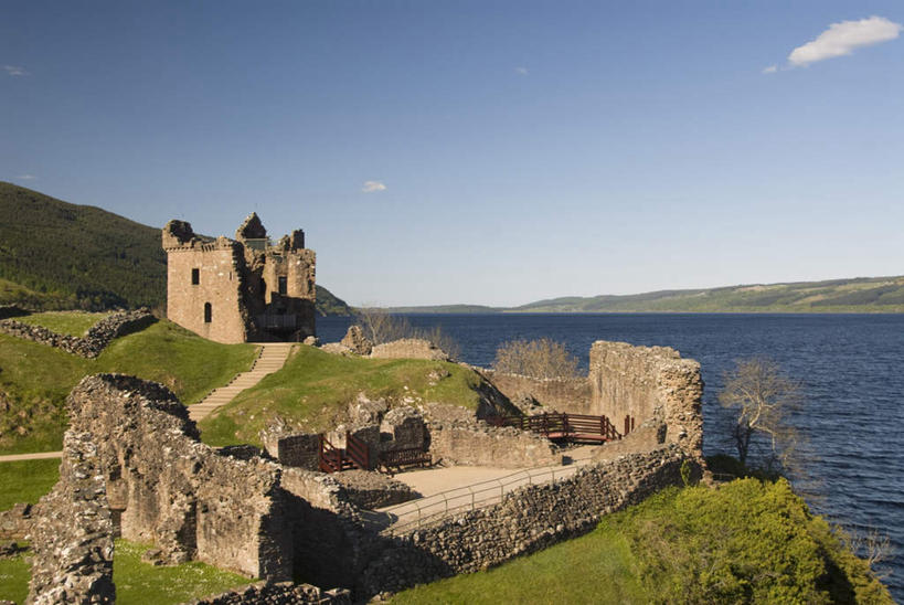 无人,横图,室外,白天,正面,旅游,度假,草地,草坪,湖,湖泊,石头,美景,山,山脉,水,植物,楼梯,标志建筑,地标,建筑,椅子,英国,欧洲,阴影,光线,石子,影子,堡垒,城堡,阶梯,木椅,墙,湖面,景观,山顶,山峰,水流,水面,山峦,娱乐,建设,苏格兰,厄克特城堡,废墟,墙壁,墙面,台阶,草,树,树木,蓝色,绿色,蓝天,天空,阳光,自然,湖水,群山,天,享受,休闲,旅游胜地,景色,放松,生长,晴朗,成长,西欧,要塞,自然风光,大不列颠,大不列颠及北爱尔兰联合王国,万里无云,大不列颠联合王国,日不落英帝国,苏格兰王国,颠峰,极峰,设防,内斯湖,尼斯湖,石块,岩石,晴空,晴空万里,彩图