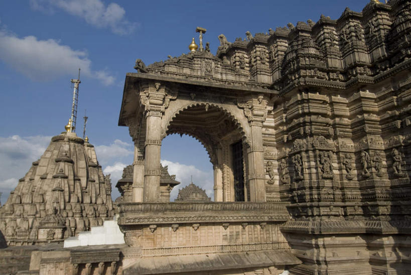 无人,寺庙,横图,室外,白天,仰视,旅游,度假,标志建筑,地标,建筑,印度,亚洲,阴影,节日,光线,影子,墙,云,云朵,燃烧,云彩,文化,娱乐,建设,墙壁,墙面,蓝色,白云,蓝天,天空,阳光,香火,庙宇,天,祈祷,享受,休闲,健康,旅游胜地,放松,许愿,宗教,信仰,晴朗,纪念,华丽,祈求,南亚,印度共和国,富丽,华美,古吉拉特,古吉拉特邦,平安,晴空,彩图,低角度拍摄,庙,寺