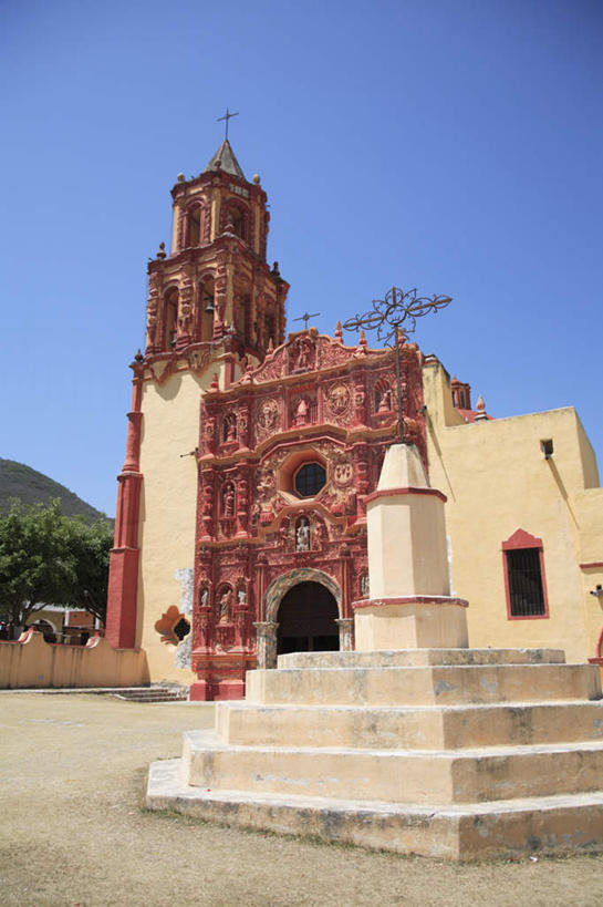 无人,教堂,竖图,室外,白天,仰视,旅游,度假,山,山脉,植物,楼梯,标志建筑,地标,建筑,雕塑,墨西哥,阴影,节日,艺术,装饰,光线,雕刻,雕像,十字架,影子,阶梯,山峰,拱门,山峦,文化,娱乐,建设,台阶,树,树木,蓝色,绿色,蓝天,天空,阳光,自然,工艺品,群山,天,祈祷,享受,休闲,健康,旅游胜地,放松,许愿,宗教,信仰,生长,晴朗,成长,纪念,祈求,美术,北美,北美洲,主题,美洲,陈列,信念,万里无云,功能,美学,北亚美利加洲,亚美利加洲,墨西哥合众国,仙人掌王国,克雷塔罗,克雷塔罗州,平安,晴空,晴空万里,彩图,低角度拍摄,大教堂,礼拜堂