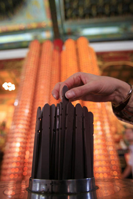 东方人,手,一个人,竖图,室内,特写,白天,仰视,照明,马来西亚,亚洲,仅一个男性,仅一个人,仅一个中年男性,一堆,握,阴影,堆叠,堆积,节日,朦胧,模糊,光线,木制,英文,壁灯,标志,桶,文字,影子,字符,字母,灯光,首都,拿,拿着,黄种人,文化,标识,灯,排列,木制品,容器,灯具,祈祷,签,健康,手部,握着,许愿,宗教,东南亚,信仰,纪念,储藏,堆,英文字母,单手,祈求,照亮,照明设备,储存,吉隆坡,摆列,马来西亚联邦,平安,男人,男性,中年男性,亚洲人,半身,彩图,低角度拍摄,布列,分列,贮存