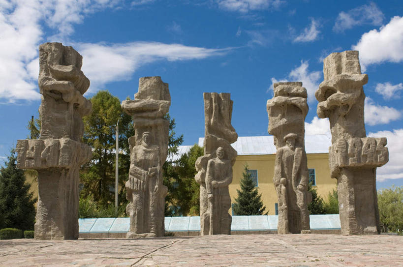 无人,横图,室外,白天,正面,旅游,度假,植物,标志建筑,地标,建筑,雕塑,吉尔吉斯斯坦,亚洲,五个,许多,阴影,艺术,装饰,光线,标志,雕刻,雕像,数字,文字,影子,字符,云,云朵,云彩,娱乐,标识,建设,树,树木,蓝色,绿色,白云,蓝天,天空,阳光,自然,工艺品,天,享受,休闲,旅游胜地,放松,阿拉伯数字,生长,成长,纪念,美术,中亚,主题,陈列,功能,美学,吉尔吉斯斯坦共和国,彩图