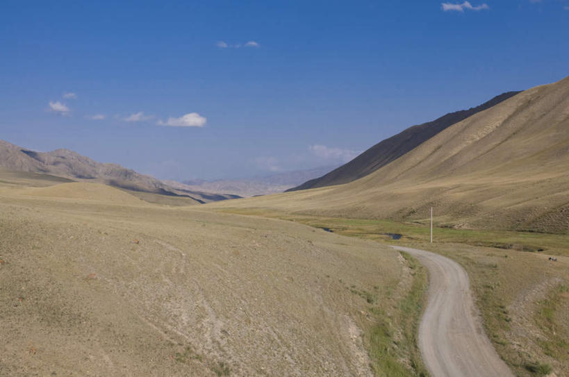 无人,横图,室外,白天,正面,旅游,度假,草地,草坪,美景,山,山脉,植物,道路,路,吉尔吉斯斯坦,亚洲,阴影,光线,影子,景观,山峰,云,云朵,小路,交通,山峦,云彩,娱乐,草,蓝色,绿色,白云,蓝天,天空,阳光,自然,群山,天,享受,休闲,景色,放松,乡间小路,中亚,自然风光,吉尔吉斯斯坦共和国,彩图