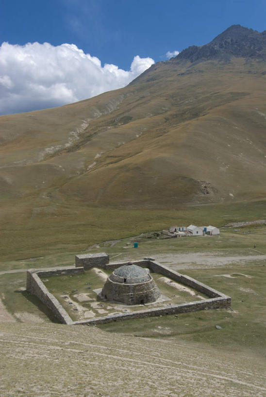 无人,家,竖图,俯视,室外,白天,旅游,度假,标志建筑,地标,建筑,吉尔吉斯斯坦,亚洲,阴影,光线,影子,房屋,屋子,云,云朵,围墙,云彩,娱乐,建设,楼房,住宅,蓝色,白云,蓝天,天空,阳光,天,享受,休闲,旅游胜地,放松,中亚,吉尔吉斯斯坦共和国,彩图,高角度拍摄,房子