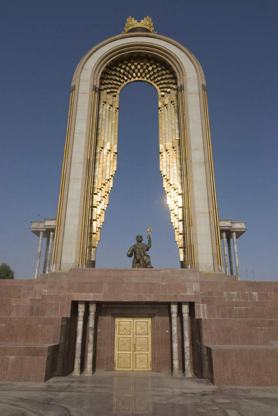 东方人,一个人,无人,站,竖图,室外,白天,仰视,旅游,度假,楼梯,门,标志建筑,地标,建筑,雕塑,塔吉克斯坦,亚洲,仅一个男性,仅一个人,阴影,艺术,装饰,光线,雕刻,雕像,影子,阶梯,拱门,黄种人,娱乐,建设,台阶,仅一个年轻男性,蓝色,蓝天,天空,阳光,工艺品,门框,天,站着,享受,休闲,金色,旅游胜地,放松,纪念,美术,中亚,主题,陈列,功能,美学,塔吉克斯坦共和国,男人,男性,年轻男性,亚洲人,站立,半身,彩图,低角度拍摄