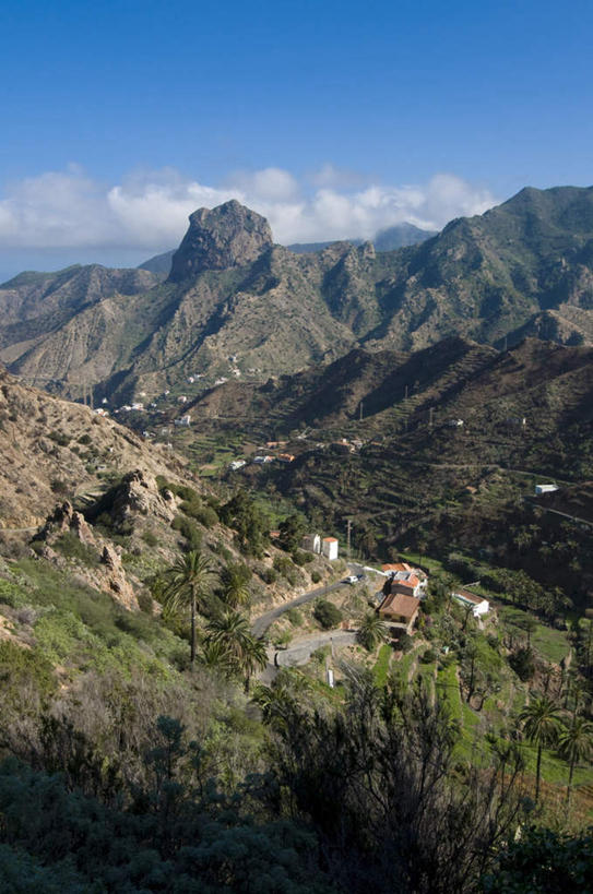 无人,竖图,俯视,室外,白天,旅游,度假,草地,草坪,石头,美景,山,山脉,植物,西班牙,欧洲,阴影,光线,石子,影子,景观,山顶,山峰,云,云朵,山峦,云彩,娱乐,草,树,树木,蓝色,绿色,白云,蓝天,天空,阳光,自然,群山,天,享受,休闲,景色,放松,生长,晴朗,成长,加纳利群岛,南欧,自然风光,加那利群岛,西班牙王国,颠峰,极峰,戈梅拉岛,石块,岩石,晴空,彩图,高角度拍摄