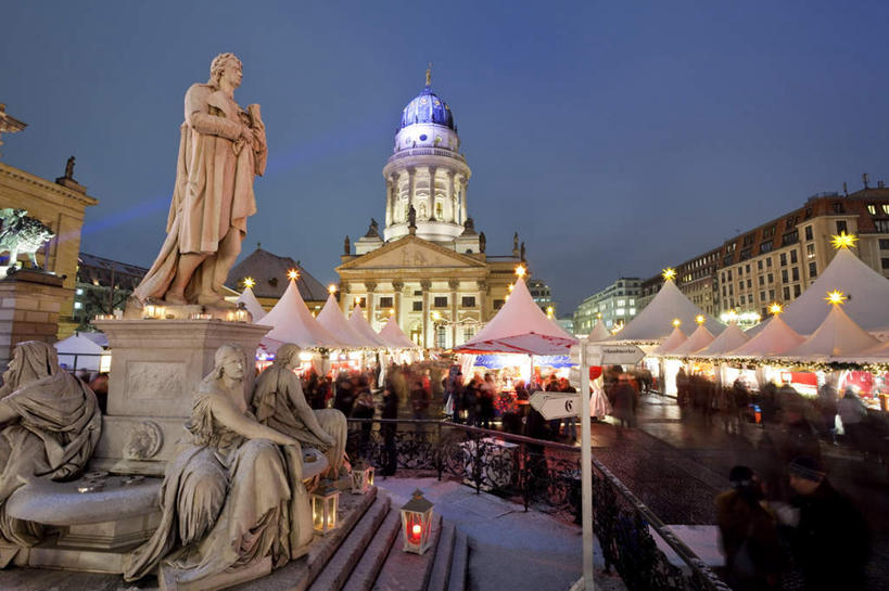西方人,家,站,走,横图,室外,夜晚,正面,度假,美景,窗户,城市风光,城市,路灯,照明,雕塑,德国,欧洲,欧洲人,一排,阴影,服装,艺术,整齐,装饰,并列,并排,光线,雕刻,雕像,伞,影子,雨伞,遮阳伞,房屋,墙,屋子,景观,公寓,灯光,首都,许多人,注视,休闲装,娱乐,阳伞,洋房,楼房,石雕,柏林,玻璃窗,墙壁,墙面,住宅,灯,排列,衣服,蓝色,蓝天,天空,工艺品,天,观察,看,站着,一群人,享受,休闲,休闲服,景色,放松,服饰,晴朗,观看,纪念,照亮,美术,察看,照明设备,西欧,队列,关注,主题,平行,陈列,万里无云,德意志联邦共和国,功能,美学,柏林州,近卫骑兵露天市集,男人,男性,年轻男性,年轻女性,女人,女性,白种人,晴空,晴空万里,步行,散步,站立,走路,彩图,全身,房子