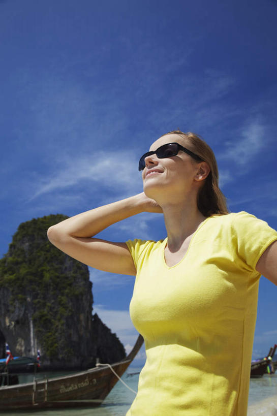 东方人,一个人,站,举,竖图,室外,白天,正面,旅游,度假,海浪,海洋,美景,沙滩,植物,船,泰国,亚洲,仅一个年轻女性,仅一个女性,仅一个人,阴影,服装,光线,墨镜,沙子,眼镜,影子,海岸,景观,浪花,云,云朵,木船,沙地,云彩,注视,休闲装,黄种人,娱乐,树,树木,衣服,蓝色,绿色,白云,蓝天,天空,阳光,自然,海水,太阳镜,太阳眼镜,交通工具,天,观察,看,托,站着,享受,休闲,休闲服,遮阳镜,景色,放松,服饰,东南亚,生长,晴朗,成长,观看,察看,舟,关注,自然风光,载具,海景,泰王国,莱雷海滩,年轻女性,女人,女性,亚洲人,大海,风浪,海,海水的波动,海滩,近岸浪,涌浪,晴空,举起,举手,举着,向上举,向上伸,向上托,站立,半身,彩图