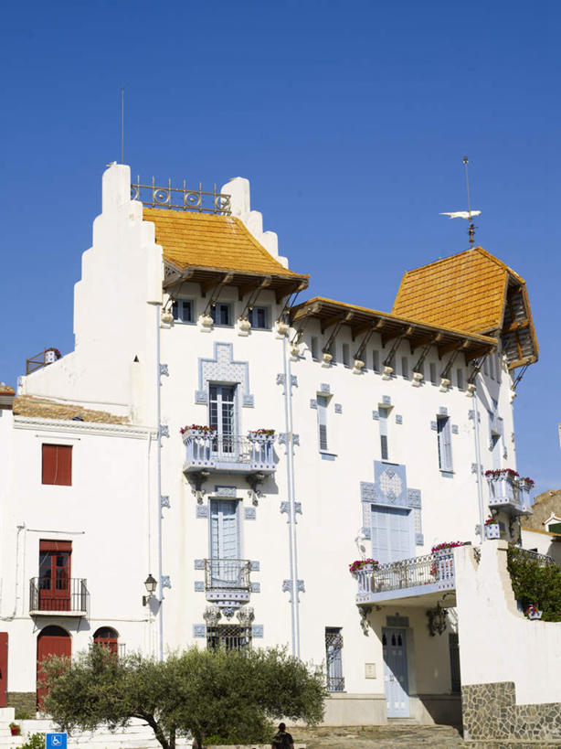 无人,竖图,室外,白天,仰视,度假,美景,植物,城市风光,城市,旗帜,西班牙,欧洲,阴影,光线,盆栽,影子,房屋,屋顶,屋子,景观,盆景,顶棚,娱乐,旗子,楼房,树,树木,蓝色,绿色,蓝天,天空,阳光,自然,天,享受,休闲,景色,放松,生长,晴朗,成长,南欧,万里无云,西班牙王国,旌旗,旗号,卡达凯斯,晴空,晴空万里,彩图,低角度拍摄,房子