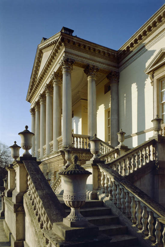 无人,宫殿,栏杆,竖图,室外,白天,仰视,旅游,度假,楼梯,标志建筑,地标,建筑,路灯,照明,英国,欧洲,一排,阴影,朦胧,模糊,整齐,光线,扶手,影子,柱子,阶梯,灯光,娱乐,建设,护栏,英格兰,台阶,灯,排列,蓝色,蓝天,天空,阳光,天,享受,休闲,旅游胜地,放松,晴朗,照亮,照明设备,西欧,队列,大不列颠,大不列颠及北爱尔兰联合王国,万里无云,大不列颠联合王国,日不落英帝国,英吉利,大伦敦,晴空,晴空万里,彩图,低角度拍摄