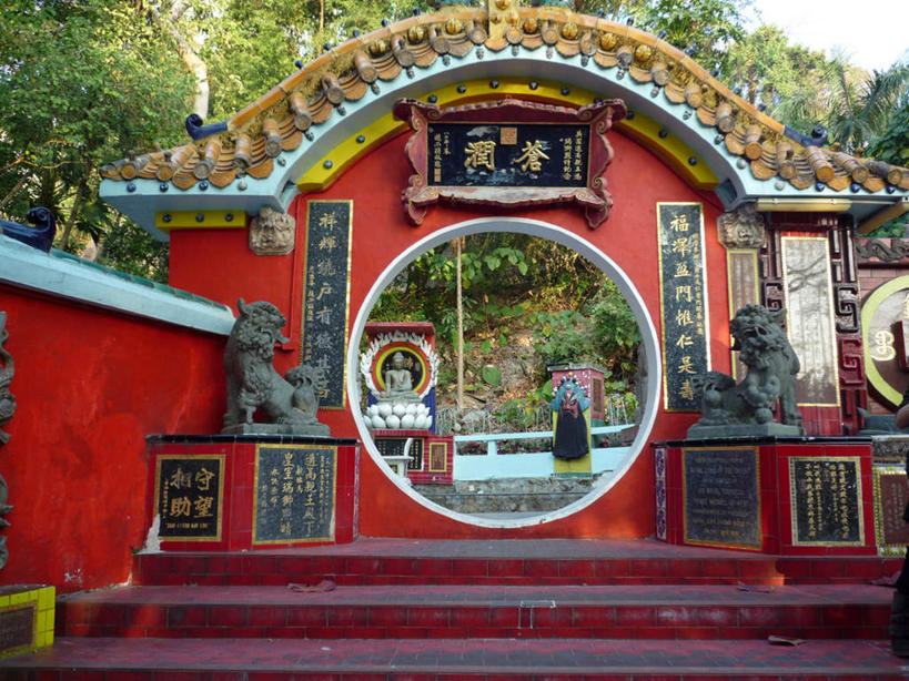 无人,横图,室外,白天,正面,度假,美景,植物,楼梯,门,城市风光,城市,哺乳动物,野生动物,狮子,雕塑,香港,中国,亚洲,阴影,艺术,装饰,光线,雕刻,雕像,影子,阶梯,墙,景观,娱乐,墙壁,墙面,台阶,树,树木,红色,蓝色,绿色,蓝天,天空,阳光,自然,动物,工艺品,门框,天,享受,休闲,景色,放松,生长,晴朗,成长,纪念,美术,港,主题,凶猛,陈列,东亚,浅水湾,万里无云,香港特别行政区,港澳台,中华人民共和国,功能,美学,残暴,凶残,晴空,晴空万里,彩图