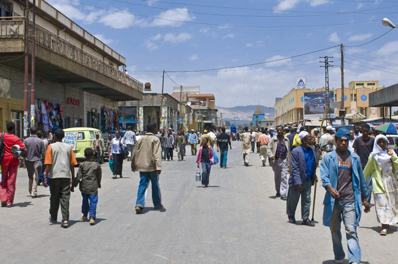 西方人,家,走,横图,室外,白天,正面,购物,度假,消费,美景,城市风光,城市,欧洲,非洲,埃塞俄比亚,亚的斯亚贝巴,黑人,欧洲人,阴影,服装,电力,光线,电线,电线杆,线,影子,房屋,屋子,景观,云,云朵,公寓,电能,首都,许多人,线路,云彩,注视,休闲装,娱乐,洋房,楼房,住宅,衣服,蓝色,白云,蓝天,天空,阳光,天,观察,看,一群人,享受,休闲,休闲服,景色,放松,金融,服饰,晴朗,观看,电,电源,察看,关注,能量,选购,贸易,血拼,阿非利加洲,埃塞俄比亚联邦民主共和国,亚地斯亚贝巴,男人,男性,女人,女性,中年男性,中年女性,非洲人,晴空,步行,散步,走路,彩图,全身,房子