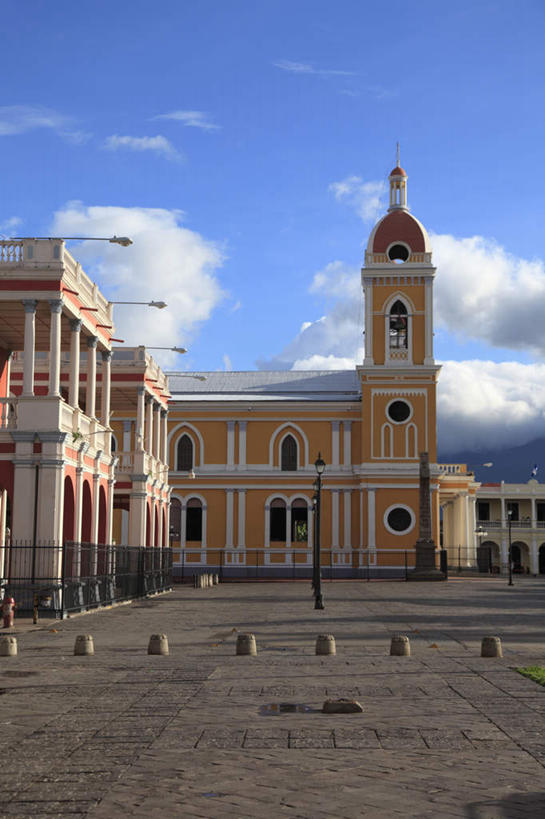 无人,家,教堂,竖图,室外,白天,正面,旅游,度假,标志建筑,地标,建筑,尼加拉瓜,阴影,节日,光线,影子,房屋,屋子,云,云朵,云彩,文化,娱乐,建设,楼房,住宅,蓝色,白云,蓝天,天空,阳光,天,祈祷,享受,休闲,健康,旅游胜地,放松,许愿,宗教,信仰,晴朗,纪念,祈求,北美,北美洲,基督教,天主教,美洲,信念,北亚美利加洲,亚美利加洲,尼加拉瓜共和国,平安,晴空,彩图,房子,大教堂,礼拜堂