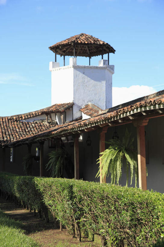 无人,竖图,室外,白天,正面,旅游,度假,草地,草坪,植物,门,标志建筑,地标,建筑,尼加拉瓜,阴影,光线,影子,堡垒,城堡,墙,屋顶,云,云朵,云彩,顶棚,历史,娱乐,建设,墙壁,墙面,草,树,树木,古代,蓝色,绿色,白云,蓝天,天空,阳光,门框,天,享受,休闲,旅游胜地,放松,生长,晴朗,成长,北美,北美洲,要塞,美洲,哨塔,北亚美利加洲,亚美利加洲,古远,尼加拉瓜共和国,设防,晴空,彩图