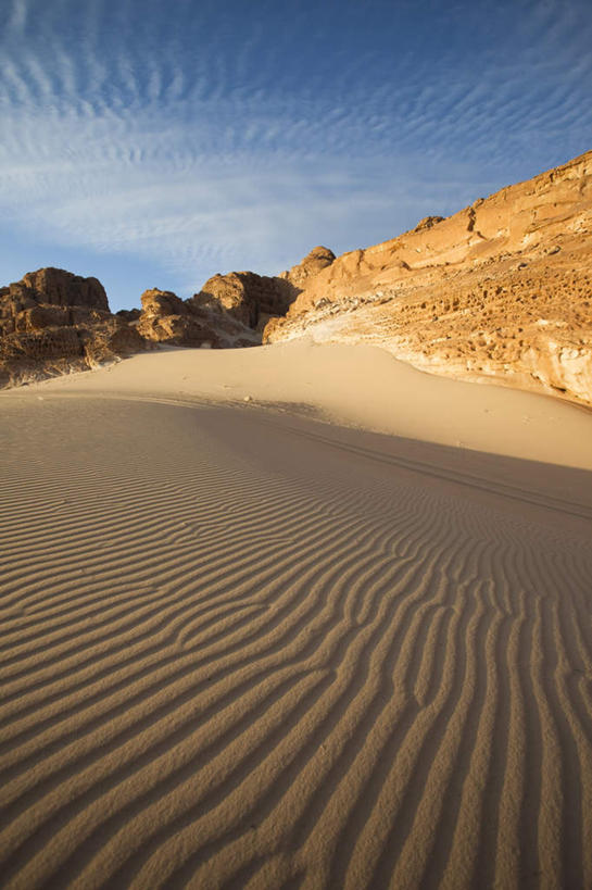 无人,竖图,室外,白天,正面,旅游,度假,石头,沙漠,山,山脉,非洲,埃及,阴影,堆积,光线,石子,影子,山峰,云,云朵,山峦,云彩,娱乐,蓝色,白云,蓝天,天空,阳光,群山,天,享受,休闲,放松,晴朗,风化,古埃及,北非,阿拉伯埃及共和国,金字塔之国,棉花之国,阿非利加洲,风蚀,石化,风蚀地貌,岩石层,西奈山,大漠,砂漠,石块,岩石,晴空,彩图