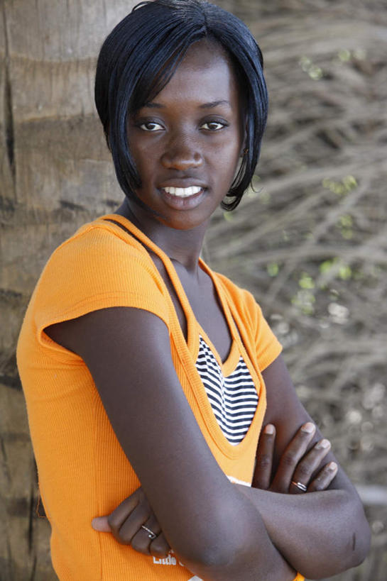 西方人,脸,头,脸颊,脖子,手,一个人,站,笑,双手交叉,微笑,露齿笑,竖图,室外,白天,侧面,旅游,度假,欧洲,非洲,冈比亚,黑人,欧洲人,仅一个年轻女性,仅一个女性,仅一个人,阴影,服装,光线,影子,注视,休闲装,娱乐,肩膀,衣服,阳光,观察,看,站着,享受,休闲,手部,休闲服,放松,服饰,观看,察看,双手抱胸,关注,阿非利加洲,西非,冈比亚共和国,年轻女性,女人,女性,非洲人,头部,脖,颈,颈部,脸部,脸蛋,面部,站立,半身,彩图