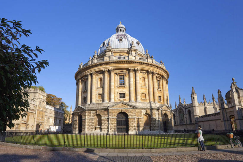 西方人,一个人,图书馆,栏杆,站,横图,室外,白天,旅游,度假,草地,草坪,植物,窗户,标志建筑,地标,建筑,英国,欧洲,欧洲人,仅一个年轻女性,仅一个女性,仅一个人,一排,阴影,服装,整齐,并列,并排,光线,包,皮包,影子,栅栏,墙,篱笆,围栏,注视,休闲装,娱乐,建设,护栏,玻璃窗,墙壁,墙面,草,树,树木,排列,背面,衣服,蓝色,绿色,蓝天,天空,阳光,自然,天,观察,看,站着,享受,休闲,休闲服,旅游胜地,放松,服饰,生长,晴朗,成长,观看,单肩包,察看,西欧,队列,关注,大不列颠,平行,浏览室,牛津,世界文化遗产,大不列颠及北爱尔兰联合王国,万里无云,大不列颠联合王国,日不落英帝国,牛津大学,牛津大学图书馆,拉德克里夫图书馆,牛津市,年轻女性,女人,女性,白种人,晴空,晴空万里,站立,彩图,全身,书库,图书库,阅览室